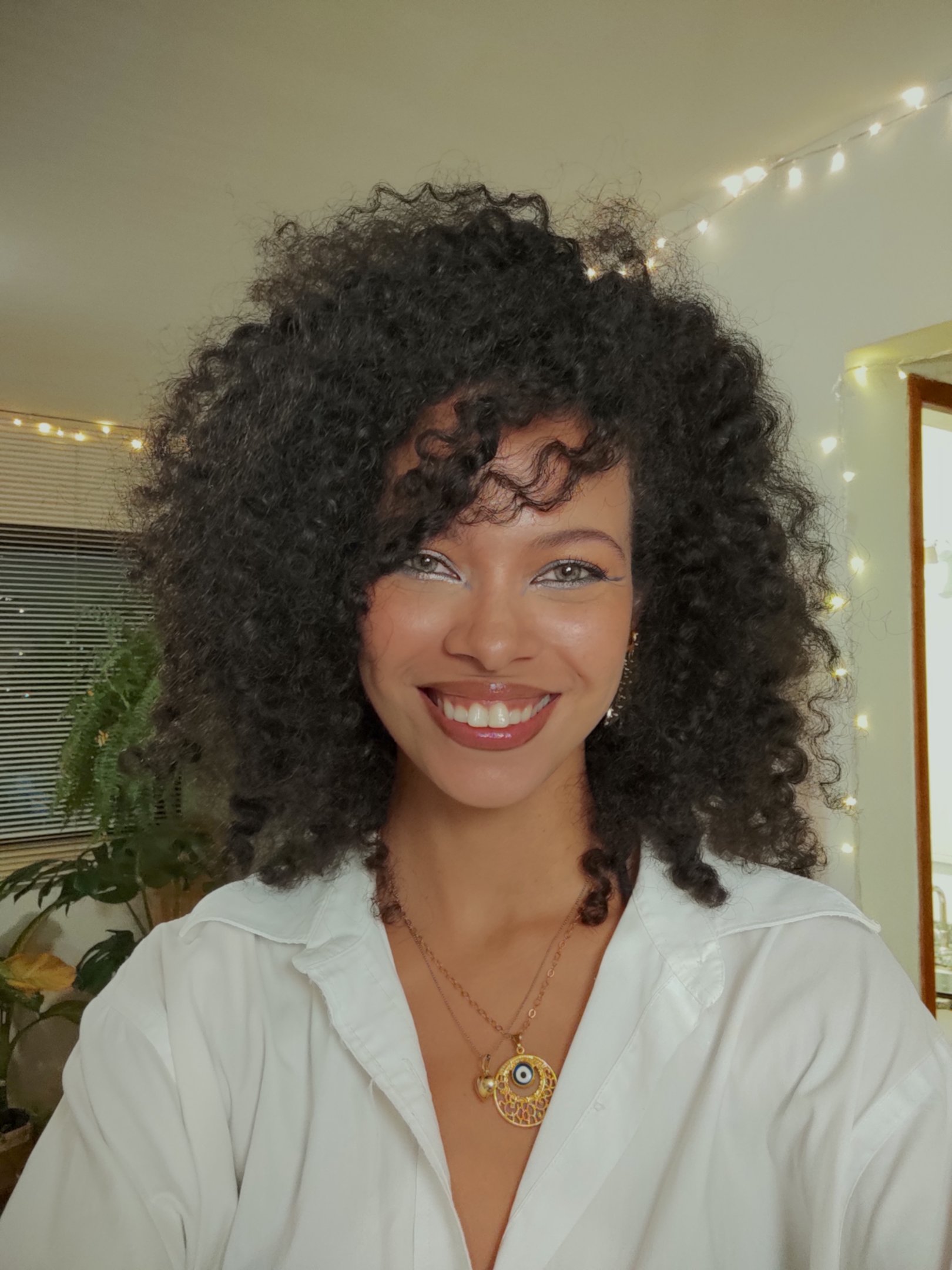 Nayara Jarcem sorrindo